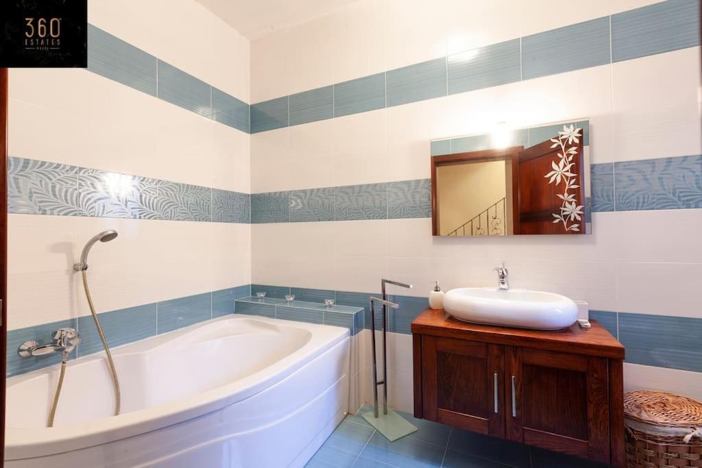 Beautiful, Typical Maltese 4Br Home With Roof Top By 360 Estates Sliema Exterior foto