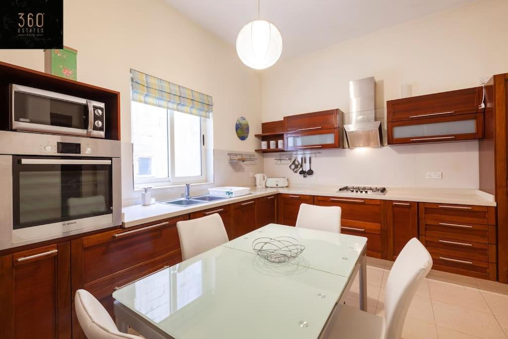 Beautiful, Typical Maltese 4Br Home With Roof Top By 360 Estates Sliema Exterior foto